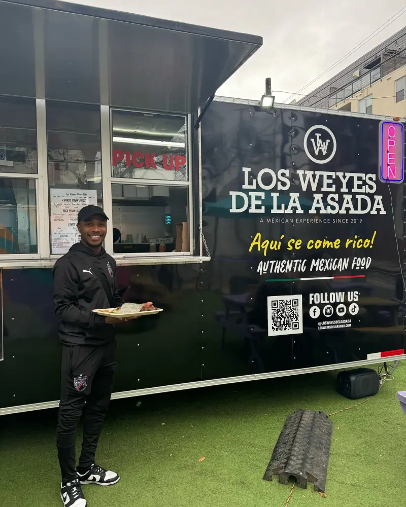 Los Weyes de la Asada Food Truck